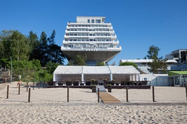 City Jurmala, Letonya Cumhuriyeti. Kum sahilde yürüyen halklar. U