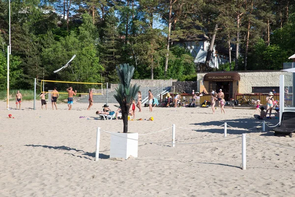 Ville Jurmala, République lettone. Peuples jouant au volley sur sa — Photo
