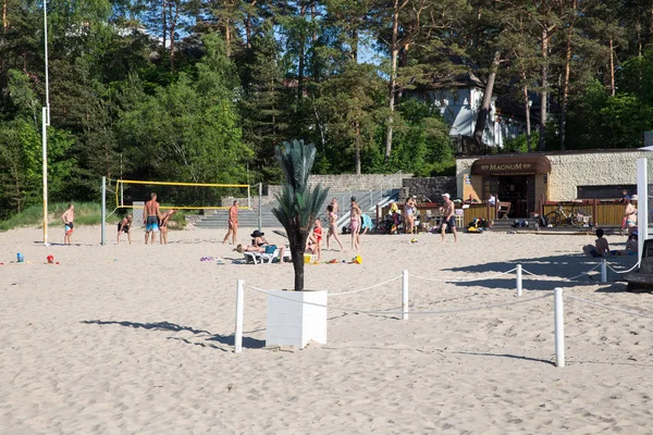 Ville Jurmala, République lettone. Peuples jouant au volley sur sa — Photo