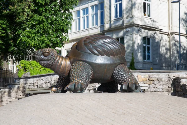 尤尔马拉市，拉脱维亚共和国。龟雕塑与房子的看法 — 图库照片