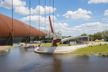 City Jelgava, Letonya Cumhuriyeti. River Lielupe üzerinde köprü, peopl