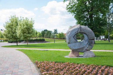 City Jelgava, Letonya Cumhuriyeti. Heykel ve Flo ile şehir parkı