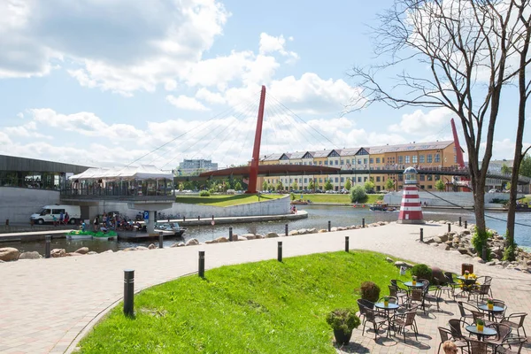 City Jelgava, Letonya Cumhuriyeti. Lielupe Nehri, halklar ve kentsel — Stok fotoğraf