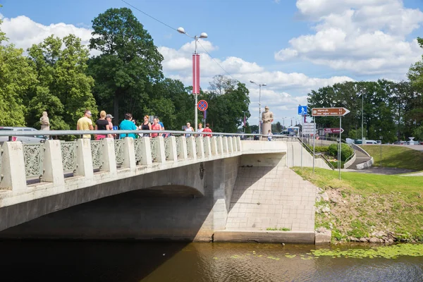 City Jelgava, Letonya Cumhuriyeti. River Lielupe üzerinde köprü, peopl — Stok fotoğraf