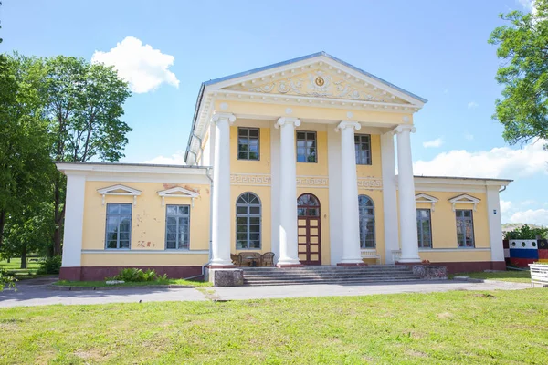 Cidade Jelgava, República da Letónia. Velhas casas senhoriais amarelas e guarida — Fotografia de Stock