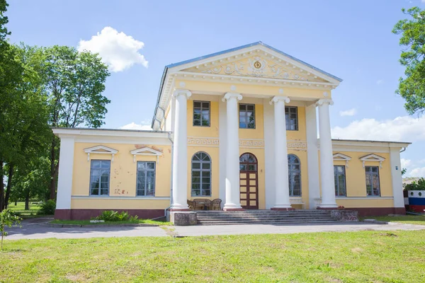 City Jelgava, Latvian Republic. Old yellow manor houses and gard — Stock Photo, Image