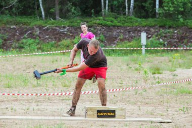 Şehir İkscile, Letonya Cumhuriyeti. Cesaret yarışı, insanlar meşgul edildi