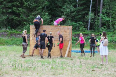 Şehir İkscile, Letonya Cumhuriyeti. Cesaret yarışı, insanlar meşgul edildi