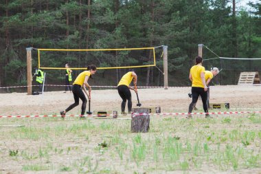 Şehir İkscile, Letonya Cumhuriyeti. Cesaret yarışı, insanlar meşgul edildi