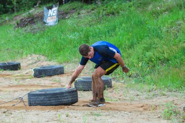 Şehir İkscile, Letonya Cumhuriyeti. Cesaret yarışı, insanlar meşgul edildi