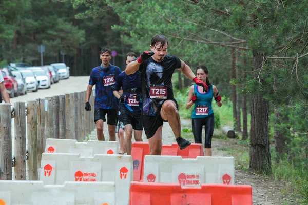 City Ikscile, República de Letonia. Carrera de coraje, la gente estaba comprometida — Foto de Stock