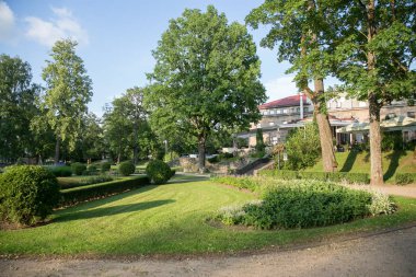 Cesis Şehri, Letonya Cumhuriyeti. Şehir sokakları ve park. Her şeyi 
