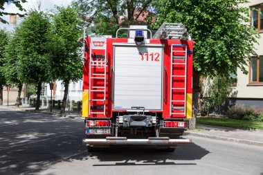 Cesis Şehri, Letonya Cumhuriyeti. Stree üzerinde duran bir itfaiye aracı