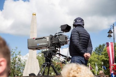 Cesis Şehri, Letonya Cumhuriyeti. Video operatörü orduyu filme alıyor.
