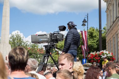 Cesis Şehri, Letonya Cumhuriyeti. Video operatörü orduyu filme alıyor.