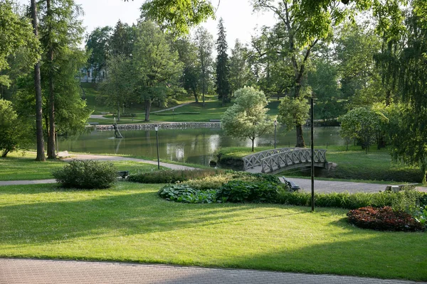 City Cesis, República de Letonia. Estanque con fuente en parque de la ciudad. E — Foto de Stock
