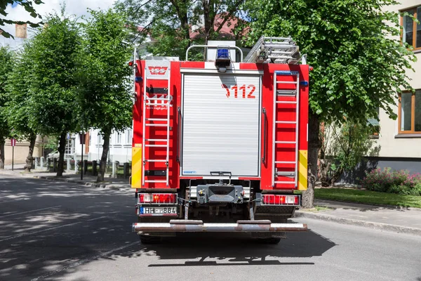 Város Cesis, a Lett Köztársaság. A tűzoltókocsi állt a Stree — Stock Fotó