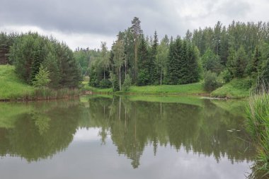 Şehir Amatciems, Letonya cumhuriyeti. Temiz bir göl ve çevrili