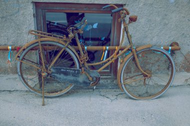 Şehir Riga, Letonya Cumhuriyeti. Paslı bisiklet kenarında duruyor 