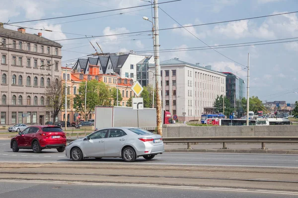 Ciudad Riga, República de Letonia. Vista de la ciudad desde el puente. Camino con coche — Foto de Stock