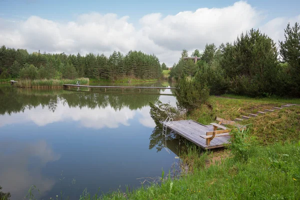 City Amatciems, lettiska republiken. En ren sjö och omgiven av — Stockfoto