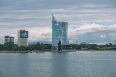 City Riga, Letonya Cumhuriyeti. Şehir siluetleri ve doğa. Üç towe