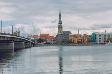 City Riga, Letonya Cumhuriyeti. Eski şehir ve Daugava Nehri manzarası. 