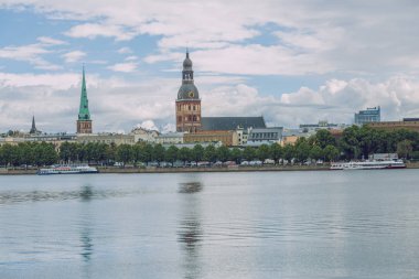 City Riga, Letonya Cumhuriyeti. Eski şehir ve Daugava Nehri manzarası. 