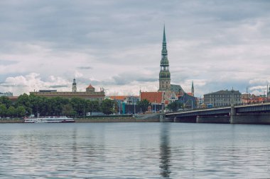 City Riga, Letonya Cumhuriyeti. Eski şehir ve Daugava Nehri manzarası. 
