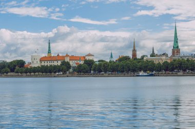 City Riga, Letonya Cumhuriyeti. Eski şehir ve Daugava Nehri manzarası. 