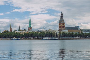 City Riga, Letonya Cumhuriyeti. Eski şehir ve Daugava Nehri manzarası. 