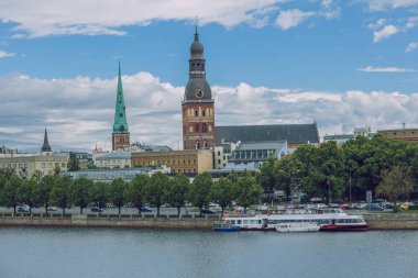 City Riga, Letonya Cumhuriyeti. Eski şehir ve Daugava Nehri manzarası. 