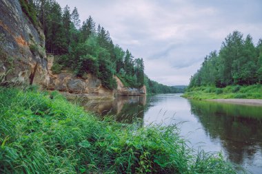 City Cesis, Letonya Cumhuriyeti. Kırmızı kayalar ve Gauja Nehri. Doğa  