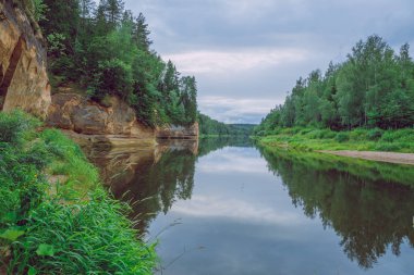 City Cesis, Letonya Cumhuriyeti. Kırmızı kayalar ve Gauja Nehri. Doğa  