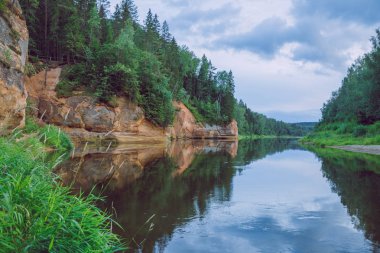 City Cesis, Letonya Cumhuriyeti. Kırmızı kayalar ve Gauja Nehri. Doğa  