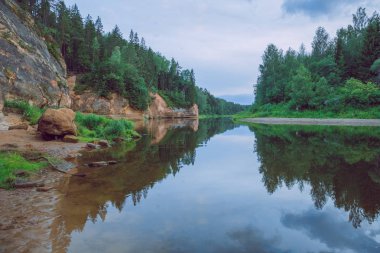 City Cesis, Letonya Cumhuriyeti. Kırmızı kayalar ve Gauja Nehri. Doğa  