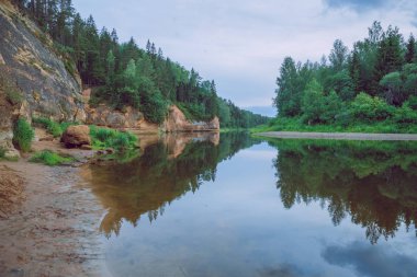 City Cesis, Letonya Cumhuriyeti. Kırmızı kayalar ve Gauja Nehri. Doğa  