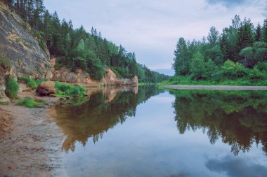 City Cesis, Letonya Cumhuriyeti. Kırmızı kayalar ve Gauja Nehri. Doğa  