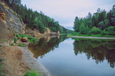 City Cesis, Letonya Cumhuriyeti. Kırmızı kayalar ve Gauja Nehri. Doğa  