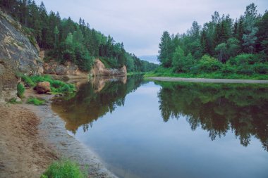 City Cesis, Letonya Cumhuriyeti. Kırmızı kayalar ve Gauja Nehri. Doğa  