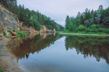 City Cesis, Letonya Cumhuriyeti. Kırmızı kayalar ve Gauja Nehri. Doğa  