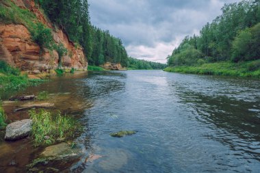 City Cesis, Letonya Cumhuriyeti. Kırmızı kayalar ve Gauja Nehri. Doğa  