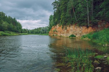 City Cesis, Letonya Cumhuriyeti. Kırmızı kayalar ve Gauja Nehri. Doğa  