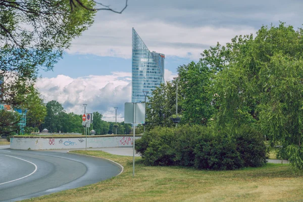 City Riga, Republika Łotewska. Panorama miasta i przyroda. Szklana wieża — Zdjęcie stockowe