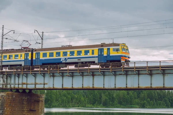 Рига, Латвия. Трейн, городской железнодорожный мост и старый c — стоковое фото