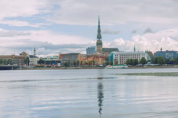 City Riga, Letonya Cumhuriyeti. Eski şehir ve Daugava Nehri manzarası. — Stok fotoğraf