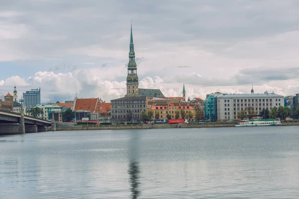 Stadt Riga, Republik Lettland. Blick auf die Altstadt und den Fluss Daugava. — Stockfoto