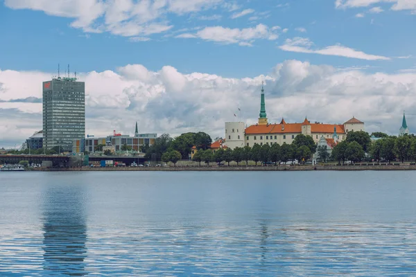 City Riga, Lettország Köztársaság. Kilátás a régi város és a folyó Daugava. — Stock Fotó