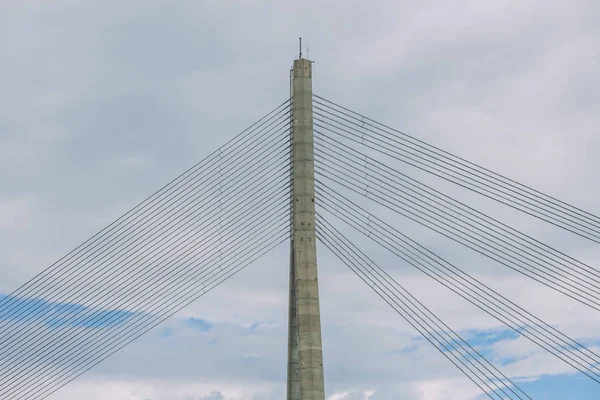 Ciudad Riga, República de Letonia. Puente de cable urbano y río. O — Foto de Stock