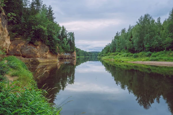 Місто церез, Латвія Республіка. Червоні скелі і річка Гауджа. Природа — стокове фото